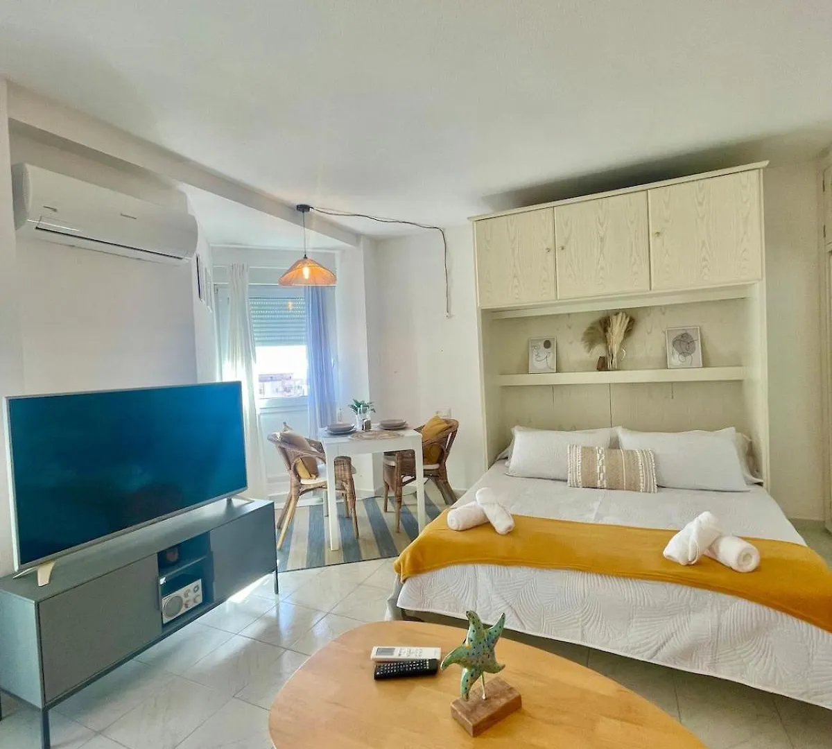 Modern Studio With Ocean Views 토레델마르 아파트
